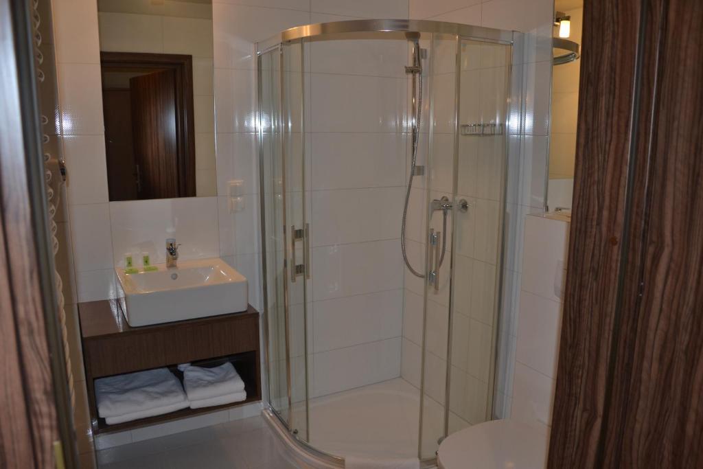 Hotel Pod Debem Tarnow Room photo