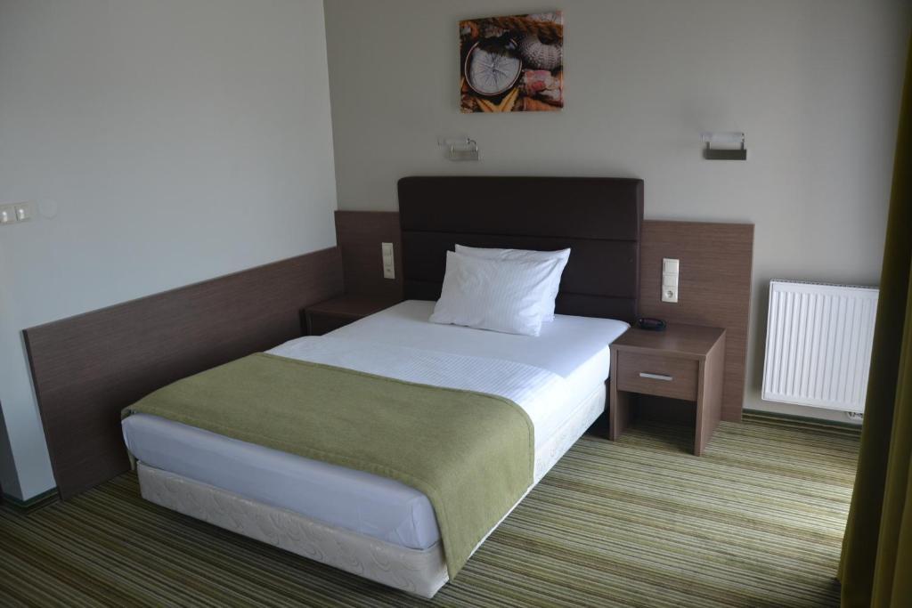 Hotel Pod Debem Tarnow Room photo