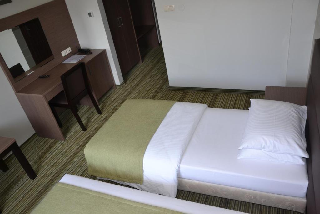 Hotel Pod Debem Tarnow Room photo