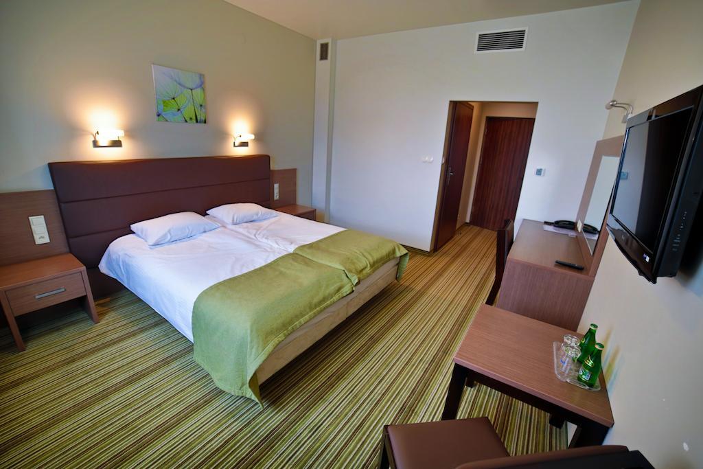 Hotel Pod Debem Tarnow Room photo